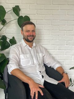 Mężczyzna siedzi na fotelu.