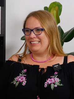 promotorka aktywności fizycznej i instruktorka rekreacji
ruchowej w zakresie nordic walking, pływania i narciarstwa zjazdowego. Pracuje jako
specjalistka aktywności fizycznej w Gdańskim Ośrodku Promocji Zdrowia i Profilaktyki
Uzależnień oraz w projekcie Gdańsk bez Cukrzycy w Medicover. Ukończyła Uniwersytet
Gdański i Akademię Wychowania Fizycznego i Sportu w Gdańsku na kierunkach: wychowanie
fizyczne, pedagogika i język angielski. Z Fundacją WIEM I UMIEM działa w projektach,
których celem jest promocja aktywności fizycznej wśród seniorów – prowadząca ćwiczeń w
ramach „Studio Senior”, ekspertka „Studia Pokolenia Razem”.