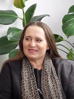 aktorka, reżyser, choreograf, indonezjolog. Absolwentka
Państwowej Wyższej Szkoły Teatralnej we Wrocławiu. Realizuje produkcje i post produkcje
filmowe. Założycielka i choreograf Teatru Tańca Sendratari Damai. Realizuje także projekty jako
scenarzystka, aktorka i reżyser. Współpracuje z artystami wielu stron świata. W Fundacji WIEM
I UMIEM współpracuje nad rozwojem kultury i edukacją, m.in. jako jurorka i prelegentka w
ramach projektu „Etnopomorze”, ekspertka w materiałach filmowych „Pokolenia Razem” czy
panelistka podczas Konferencji „Talent dla wspólnoty 2022”.