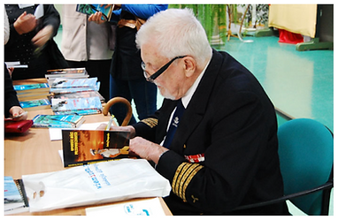 Andrzej Perepeczko podpisujący ksiązki